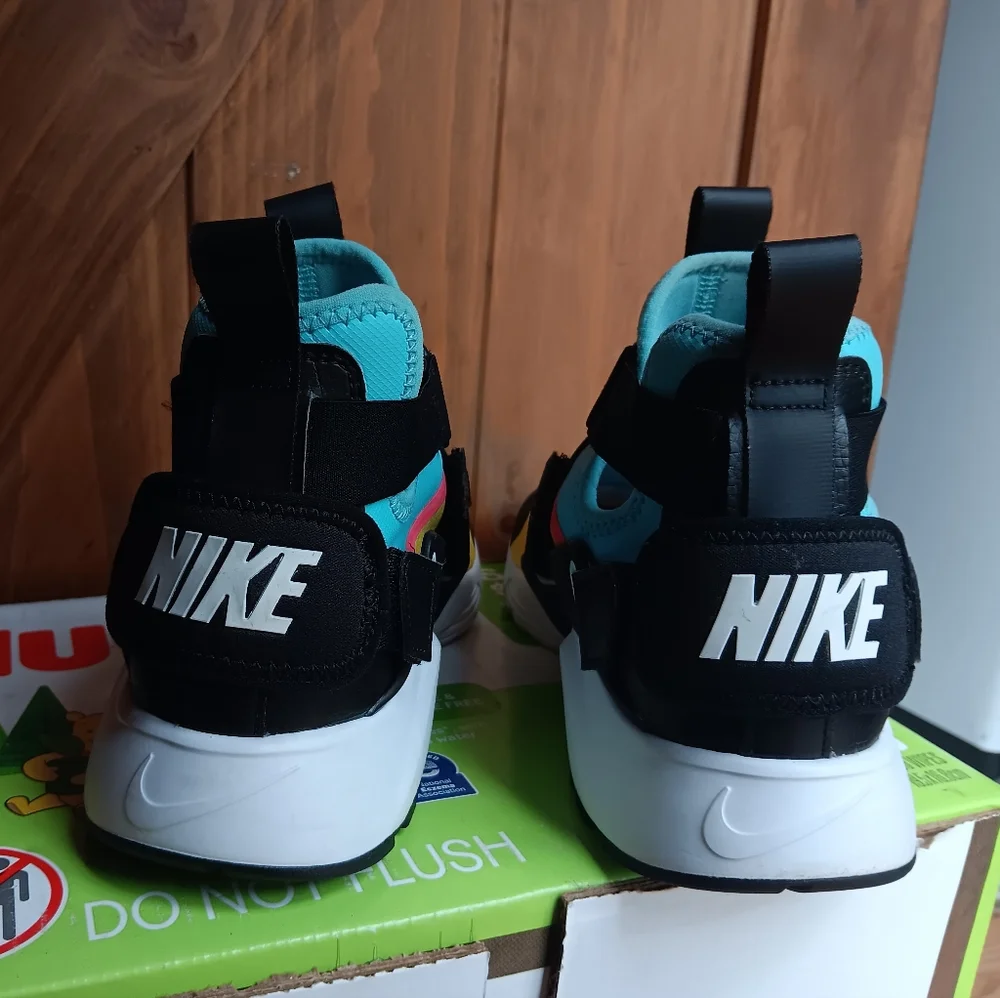 Nike Shoes - Picture 3 of 3